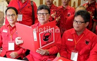 Sekjen PDIP Tjajhjo Kumolo menunjukan berkas partai saat mendaftar Pemilu 2014. PDIP meminta KPU menjunjung tinggi netralitas untuk menghasilkan pemilu bersih.