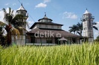 Pembangunan masjid ini tidak terlepas dari penyebaran agama Islam yang terjadi di Kota Sintang. Sejak masa pemerintahan Pengeran Agung, agama Islam telah dianut oleh raja dan kerabat Kerajaan Sintang yang menggantikan agama sebelumnya, agama Hindu.