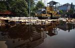 Banjir Miras di Halaman Kantor Walikota Jakut