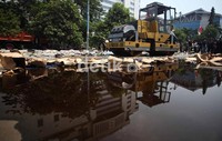 Air minuman keras tersebut pun tumpah membasahi halaman Kantor Walikota Jakarta Utara.