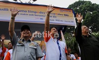 Menteri Perhubungan E.E Pangindaan, Komisaris Bank BRI Heru Lelono dan Direktur Utama Bank BRI Sofyan Basri melambaikan tangan kepada pemudik.
