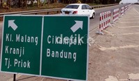 Menjelang Lebaran akses masuk pintu tol JORR Cikunir, Jalan Bintara Raya, yang akan menuju tol Cikampek maupun Tol Jagorawi dan Tol Dalam Kota, diberi pagar pembatas untuk mengantisipasi arus mudik kendaraan mobil yang akan menggunakan jalan tol.