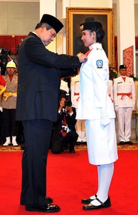 Presiden SBY menyematkan lencana kepada perwakilan Paskibraka. (Setpres).