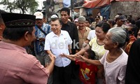 JK menyapa warga korban kebakaran.