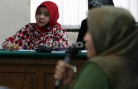 Wa Ode mendengarkan kesaksian Sekretaris Banggar Nurul Fauziah. Dalam kesaksiannya, Nurul Fauziah menyebut Wa Ode tidak pernah mengusulkan agar 3 kabupaten di Nanggroe Aceh Darussalam dan Kabupaten Minahasa sebagai penerima alokasi dana penyesuaian infrastruktur daerah (DPID). (Ramses/detikcom).
