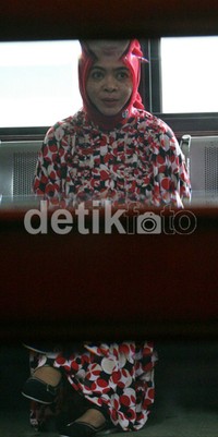 Wa Ode duduk di ruang terdakwa Pengadilan Tipikor, Jakarta. (Ramses/detikcom).