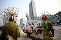 Ondel-ondel Betawi dihadirkan dalam kampanye berzakat di Bundaran Hotel Indonesia, Jakarta.
