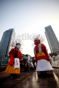Penampilan kesenian khas Betawi tersebut juga menghibur pengendara yang melintas di kawasan Bundaran Hotel Indonesia, Jakarta.