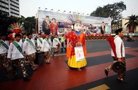 Penampilan Ondel-ondel tersebut dengan diiringi musik tradisional Betawi.