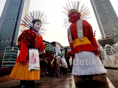 Ondel-ondel Ajak Berzakat di Bundaran HI