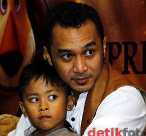 Bikin Video Klip di Manchester, Giring Nidji Sekalian Bulan Madu