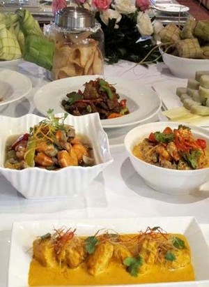 Yuk, Keliling Daerah Mencicipi Ketupat Komplit yang Sedap!
