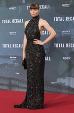 Jessica Biel Pamer Punggung