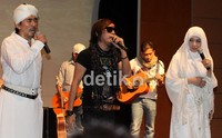 Ian cs itu berkolaborasi dengan Reza Artamevia dan Aa Gatot Brajamusti di sebuah acara yang digelar di PPHUI, Kuningan, Jakarta Selatan, Senin (13/8/2012). Gus Mun/detikHOT.