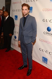 Robert tampak tampan dengan setelan jas Gucci yang dipadukan dengan dasi hitam. (Larry Busacca/Getty Images).