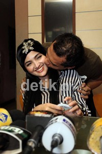 Anang pamer kemesraan dengan mencium pipi Ashanty.