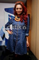 Citra Scholastika dan Rambut Merahnya