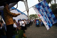 Presdir  PT Astra International Tbk, Prijono Sugiarto melepas para mekanik dari kantor Auto 2000, Jakarta Utara, Selasa (14/8/2012). (Ramses/detikcom).