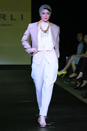 Barli Asmara Plaza Indonesia Fashion Week Special Ramadhan 2012. at Function Hall lantai 2. Jakarta. [Foto: Mohammad Abduh/Wolipop]