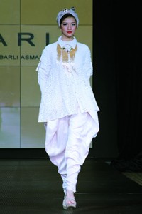 Barli Asmara Plaza Indonesia Fashion Week Special Ramadhan 2012. at Function Hall lantai 2. Jakarta. [Foto: Mohammad Abduh/Wolipop]