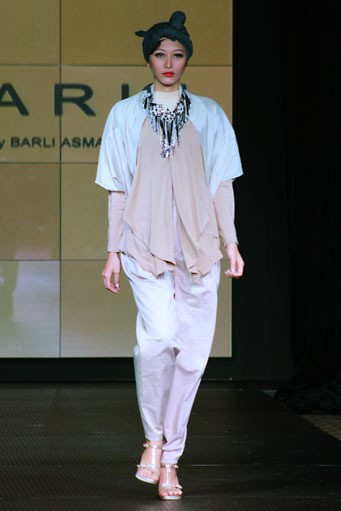 Barli Asmara Plaza Indonesia Fashion Week Special Ramadhan 2012. at Function Hall lantai 2. Jakarta. [Foto: Mohammad Abduh/Wolipop]