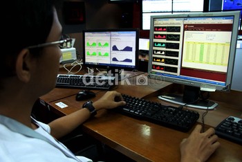 Sejumlah pekerja memantau lalu lintas jaringan Telkomsel.