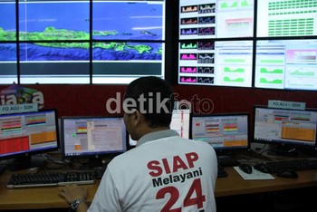 Sejumlah pekerja memantau lalu lintas jaringan Telkomsel. Telkomsel memperkirakan akan terjadi lonjakan komunikasi pengiriman sms sebanyak 50 persen.