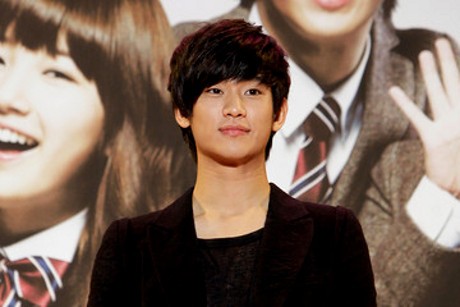 Taruhan, Kim Soo Hyun Akan Cium dan Gendong 30 Fans Beruntung