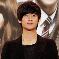 Taruhan, Kim Soo Hyun Akan Cium dan Gendong 30 Fans Beruntung