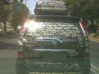 Bahkan boks mobil di atas tak luput dari coretan. (Foto: Kemi Suwarno).