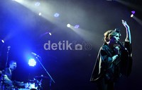 Aksi panggung Nina Persson cs itu dimulai sekitar pukul 21.30 WIB dengan lagu pembuka Paralyzed.