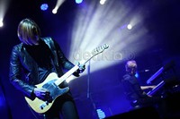 Ia tampil membuka pertunjukan dengan bergelap-gelapan dan hanya ditemani pancaran cahaya lampu panggung yang berwarna biru dan hijau.