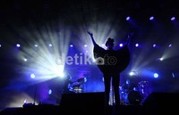 Meski tak tampak jelas wajah dari para personil mereka, ia tampil dengan mellow membawakan lagu tersebut dan berhasil membawa para penonton ikut menikmati alunan musik yang disajikan.