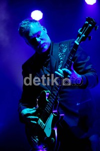 Masih dengan tata cahaya yang sangat minim itu, Lars Olof Johansson, Peter Svensson, Bengt Lagerberg, Nina Persson dan Magnus Sveningsson juga melanjutkan penampilan mereka dengan membawakan lagu Erase/Rewind.