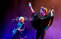 Para penonton pun kembali ikut terhanyut dalam alunan musik-musik mereka yang bergenre alternative rock.