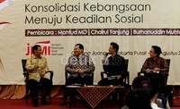 Hadir dalam diskusi tersebut Ketua MK Mahfud MD (paling kiri) dan pengamat politik Burhanudin Muhtadi (paling kanan).