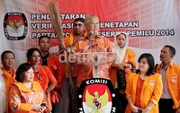 Rombongan dari Partai SRI datang ke kantor KPU di Jl Imam Bonjol Jakarta Pusat, sekitar pukul 14.30 WIB. Mereka datang dengan membawa sapu lidi.