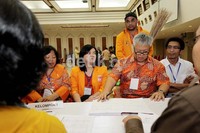 Rombongan dari Partai SRI mendaftarkan diri dengan dipimpin langsung oleh Ketua Umum Partai Sri, Damianus Taufan.
