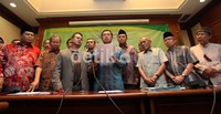 Hadir juga beberapa tokoh masyarakat seperti Cosmas Batubara, Taufik Ismail, dan Syaiful Sulun.