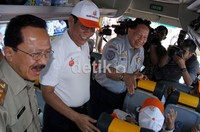 Gubernur DKI Fauzi Bowo, Direktur Utama BNI Gatot M Suwondo dan Menteri Perhubungan EE Mangindaan berbincang dengan pemudik.