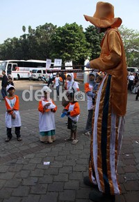 Anak-anak juga dihibur dengan badut.