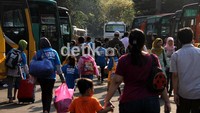 Mereka diangkut dengan 100 bus.