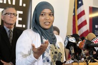 Imane Boudlal (28), merupakan seorang Muslim, yang bekerja sebagai pelayan di Storytellers Cafe, restoran di Grand California Hotel & Spa di lingkungan Disneyland di Anaheim, California. REUTERS/Jason Redmond.