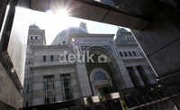 Masjid Baitul Ihsan mulai dibangun pada November 1999 dan diresmikan 18 Mei 2001 oleh Gubernur Bank Indonesia saat itu, Syahril Sabirin. Masjid yang berlokasi di Jalan Budi Kemuliaan No 23 Jakarta Pusat ini cukup luas, mampu menampung hingga ribuan jamaah.