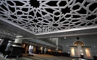 Luasnya mencapai 1.098 meter persegi. Terdiri dari 3 lantai. Lantai basement untuk ruang pengurus masjid, perpustakaan, ruang simpan dan salat untuk 400 jamaah. Lantai dasar sebagai lantai salat utama yang dapat menampung 1.040 jamaah. Sedangkan lantai ketiga yaitu Mezanine, dipergunakan untuk salat yang dapat menampung 545 jamaah.