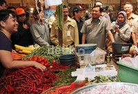 Bumbu-bumbuan seperti cabai ikut dicek langsung harganya. Menurut BPS, cabai menjadi komoditi yang mudah naik dan mudah turun harganya.