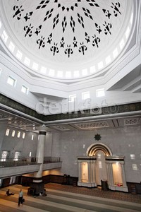 Masjid yang dibangun dengan dana dari BI ini juga dilengkapi pula dengan fasilitas sistem tata udara (AC), suplai daya listrik, sistem tata suara, telepon, sistem air bersih, sistem air kotor dan sistem peringatan kebakaran. Fasilitas yang lengkap ini memberikan jaminan kepada jamaah untuk menjalankan aktifitas ibadah secara nyaman dan khusyuk. Apalagi ditambah dengan keberadaan pekarangan yang luas di sekitar masjid.