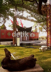 Rumah adat Batak di backdrop panggung utama. Budaya suku di Sumatera Utara tersebut menjadi tema upacara peringatan tahun ini. Luhur Hertanto/detikcom.