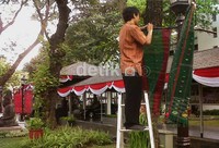 Kain ulos disematkan di lampu-lampu taman di sepanjang selasar kiri dan kanan. Setiap tahun adat budaya yang menjadi tema acara selalu berganti. Luhur Hertanto/detikcom.
