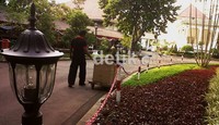 Lampu hias dipasang mengelilingi taman yang akan menambah semarak suasana malam resepsi. Luhur Hertanto/detikcom.